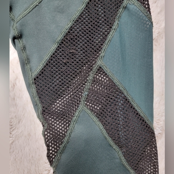✨️CL ViaMia Forest Green Black Mesh Accent Cropped Leggings Size S - Picture 14 of 14